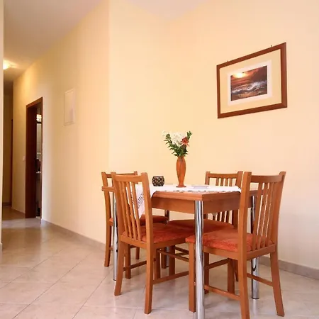 10097a Apartment *